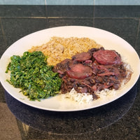 FAMÍLIA - KIT - 3/4 pessoas - Feijoada Light (Linguiças e Carne Seca), Arroz Branco, Couve e Farofa de Bacon - 1,35Kg